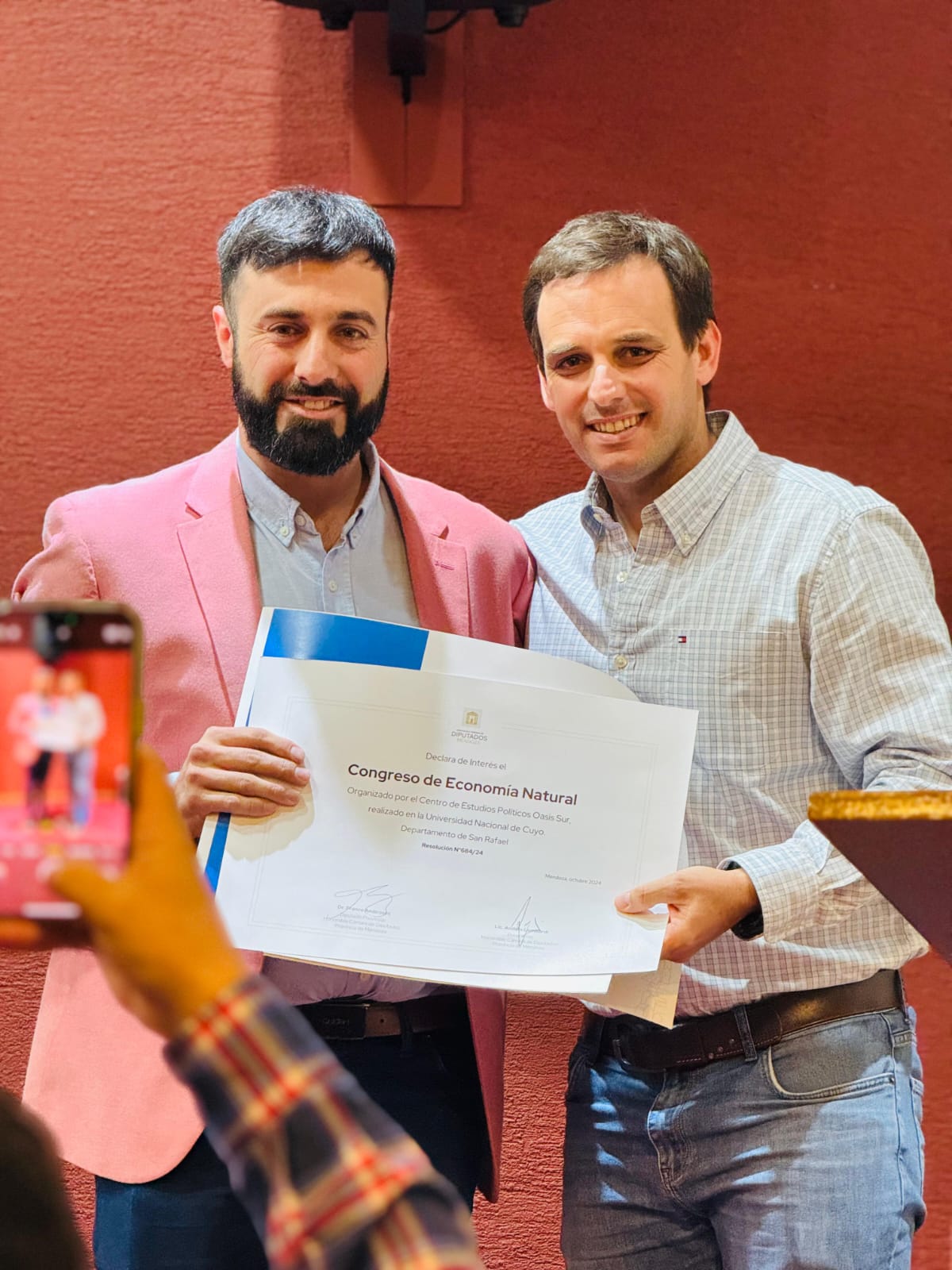 Franco Ambrosini y Martín Becerra con la declaración de interés departamental